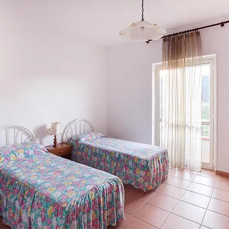 Appartamento Amazing In With 2 Bedrooms And Wifi Camini