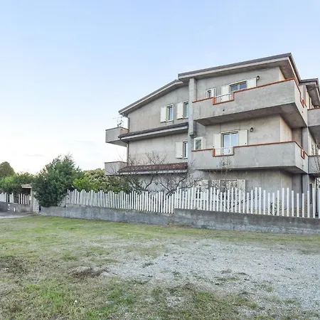Amazing In With 2 Bedrooms And Wifi Appartamento Camini