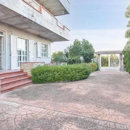 Amazing In With 2 Bedrooms And Wifi Appartamento