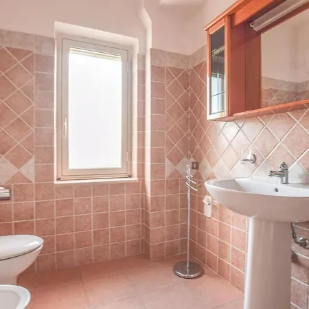 Appartamento Amazing In With 2 Bedrooms And Wifi Camini